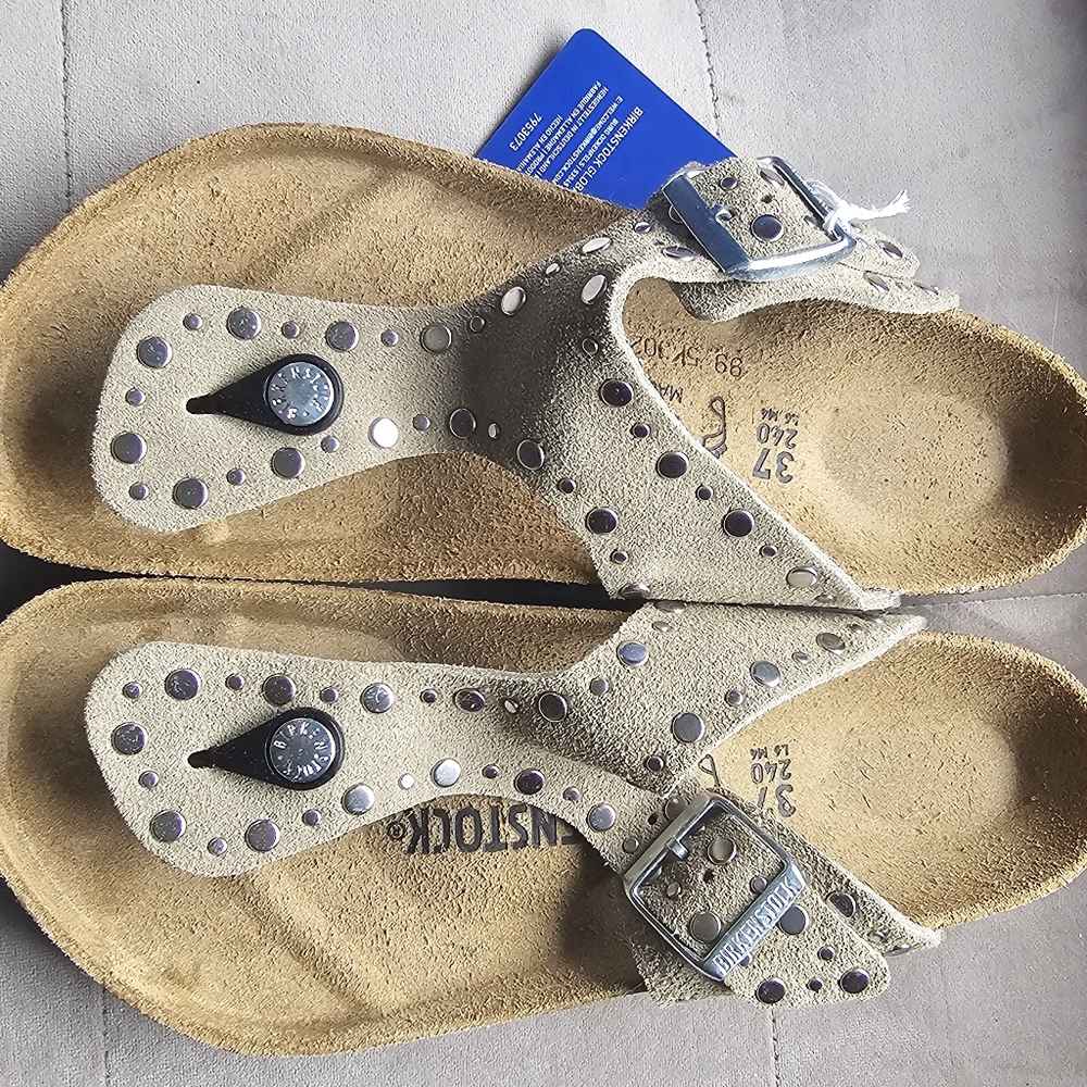 NIB Birkenstock taupe suede Gizeh w/ rivets